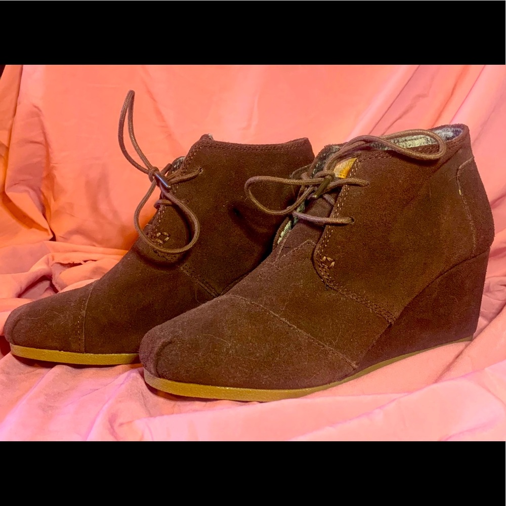 Tom’s wedge heels